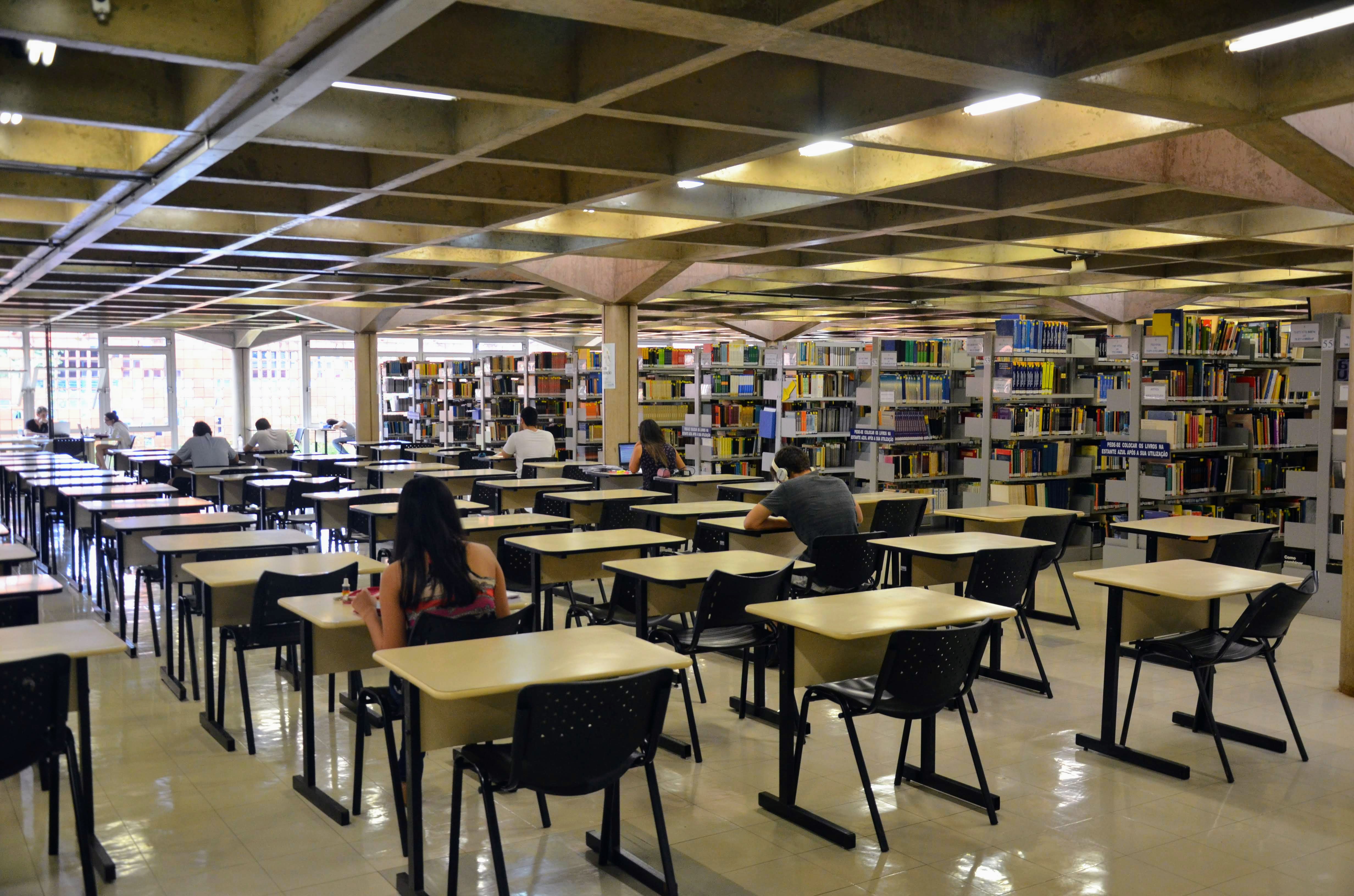 Imagem panorâmica de salão de leitura de uma das bibliotecas da UFU