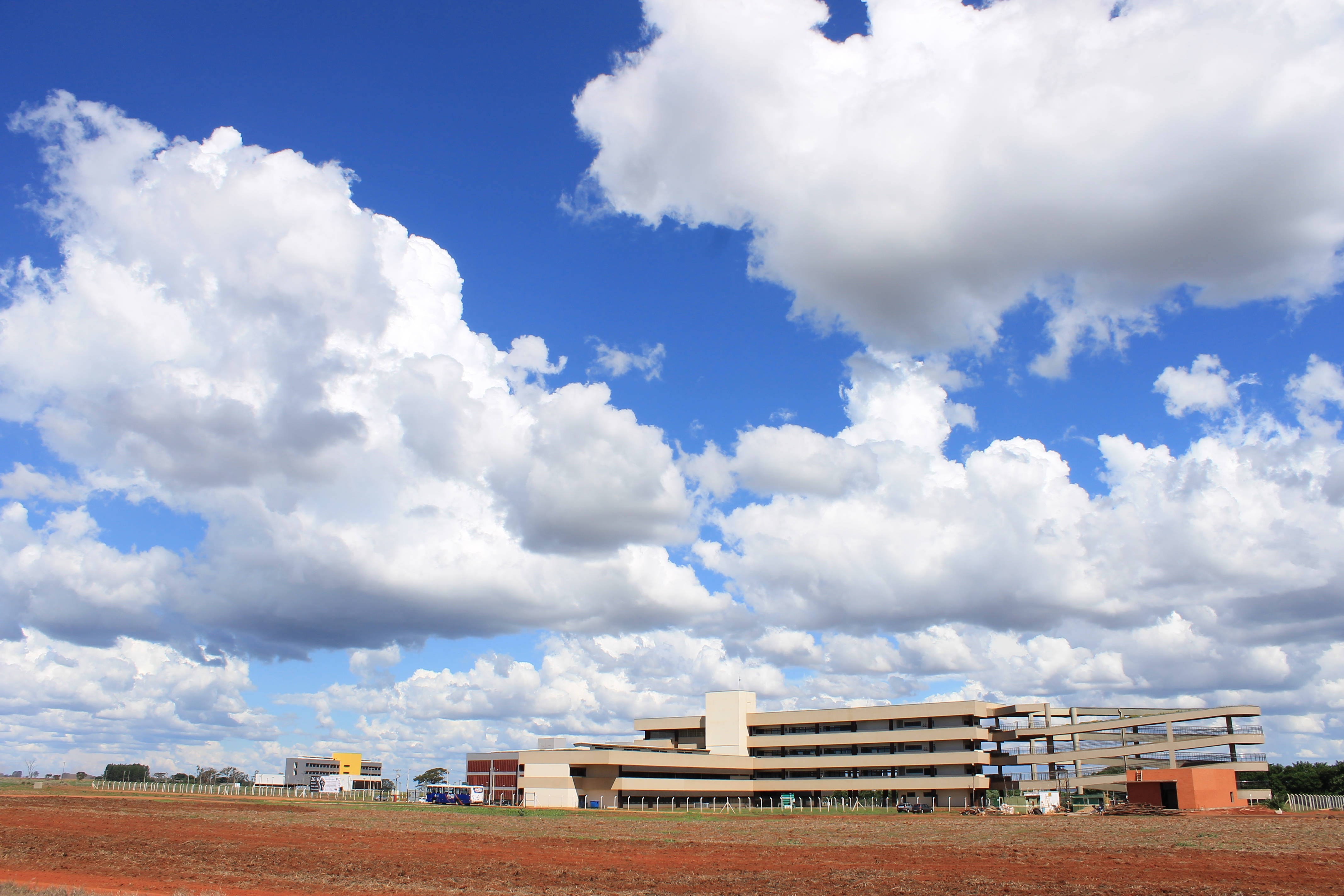 A imagem mostra alguns blocos do Campus Glória e o céu