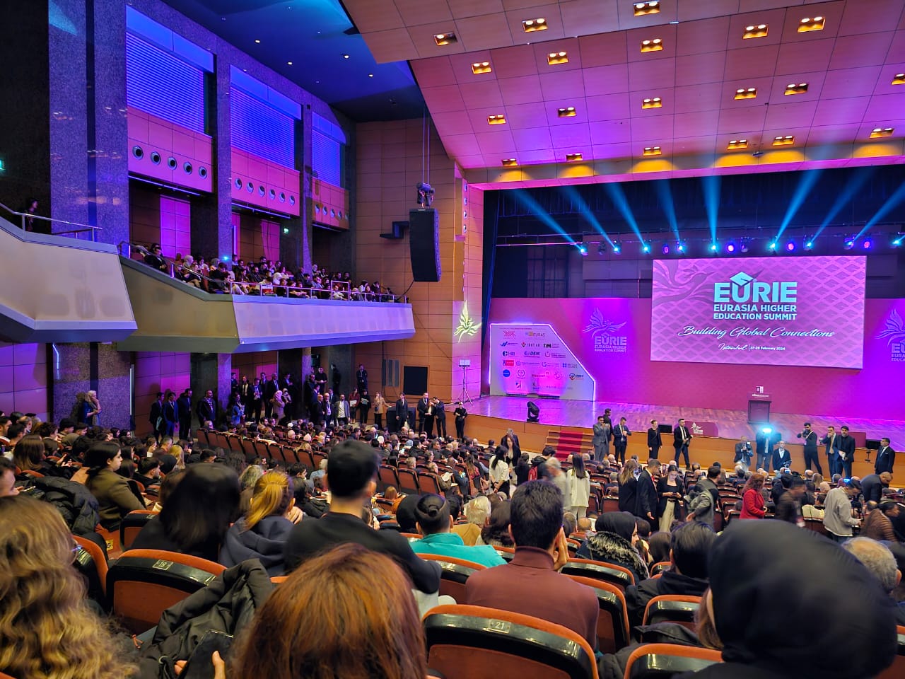 Imagem panorâmica do centro de convenções que sedia o evento