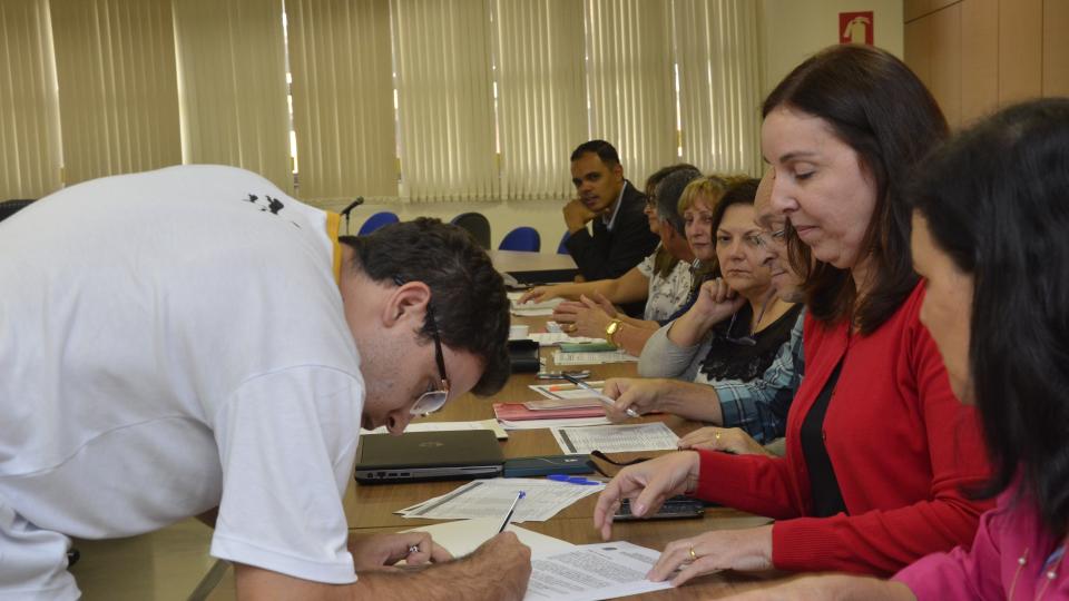 Ao final da solenidade foi lido o termo de posse e os novos servidores assinaram o documento. (Foto: Milton Santos)