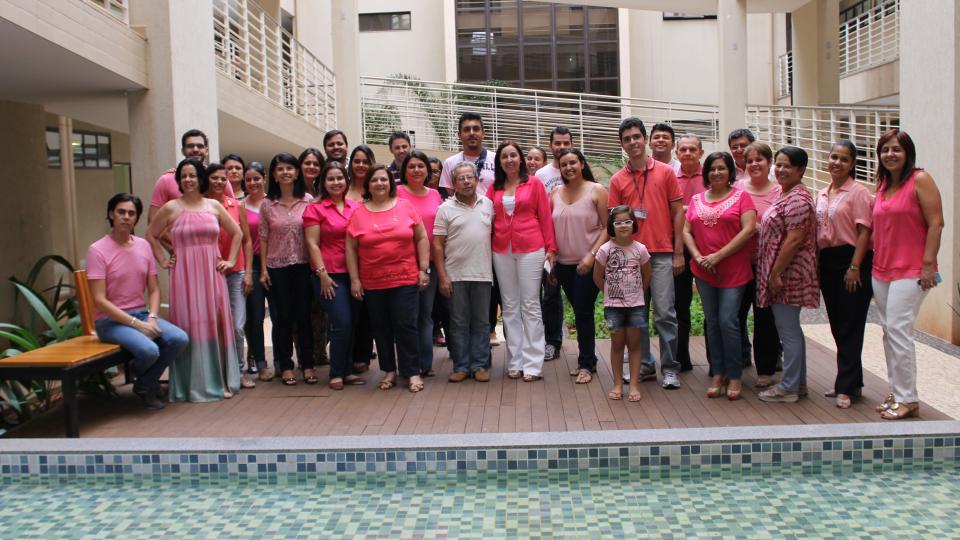 No dia 16/10, servidores da Pró-reitoria de Recursos Humanos (Proreh) da UFU se reuniram para apoiar a campanha ‘Outubro rosa’, de prevenção ao câncer