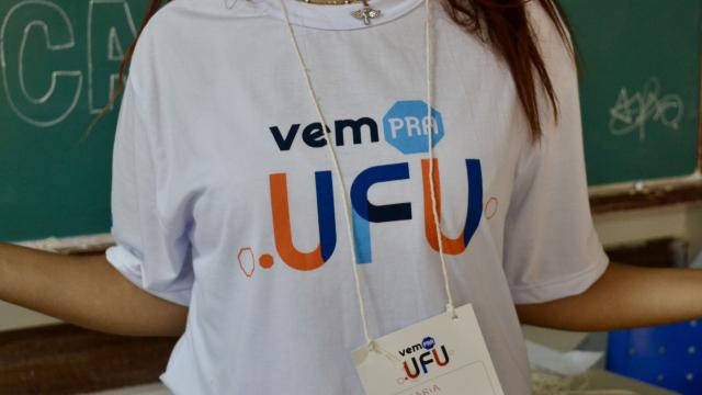 Foto da camiseta do 'Vem pra UFU' em estudante