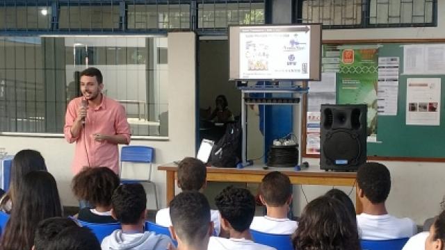 Aluno do ensino público e hoje cientista, Teixeira foi convidado a palestrar na escola estadual José Gomes Junqueira como forma de incentivo aos estudantes. (Foto: Arquivo do pesquisador)
