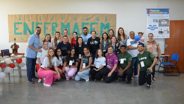 Estudantes e professores do curso de Enfermagem da UFU no evento 'Vem Pra UFU', em Uberlândia